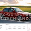 Monatsmotiv August: weinroter BMW 3er E30 vor grünen Feldern im Sonnenuntergang – Oldtimer-Kalender 2027 mit Firmenlogo