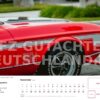 Monatsmotiv November: roter Ford Mustang Mach 1 mit weißen Streifen – Oldtimer-Kalender 2027 mit Firmenlogo