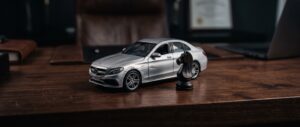 Quotenvorrecht - Ein Modell eines PKW neben einer Schachfigur